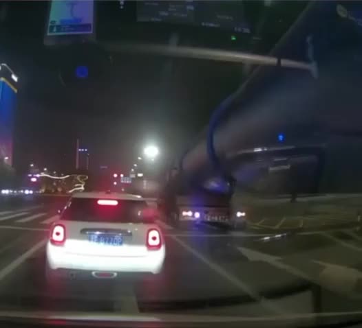 ripsave - Truck crushes a car when making a turn