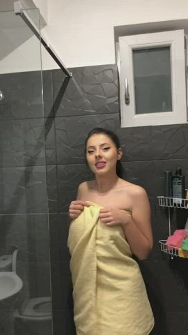 I hope girls from 2002 with lil boobs are your faves ?