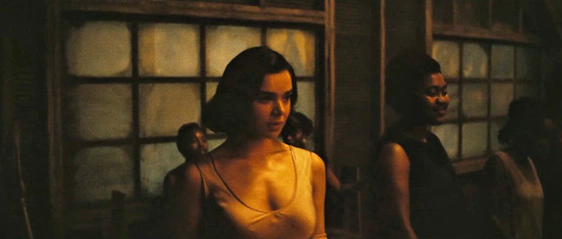 Hailee Steinfeld looks hot in new Sinners Trailer
