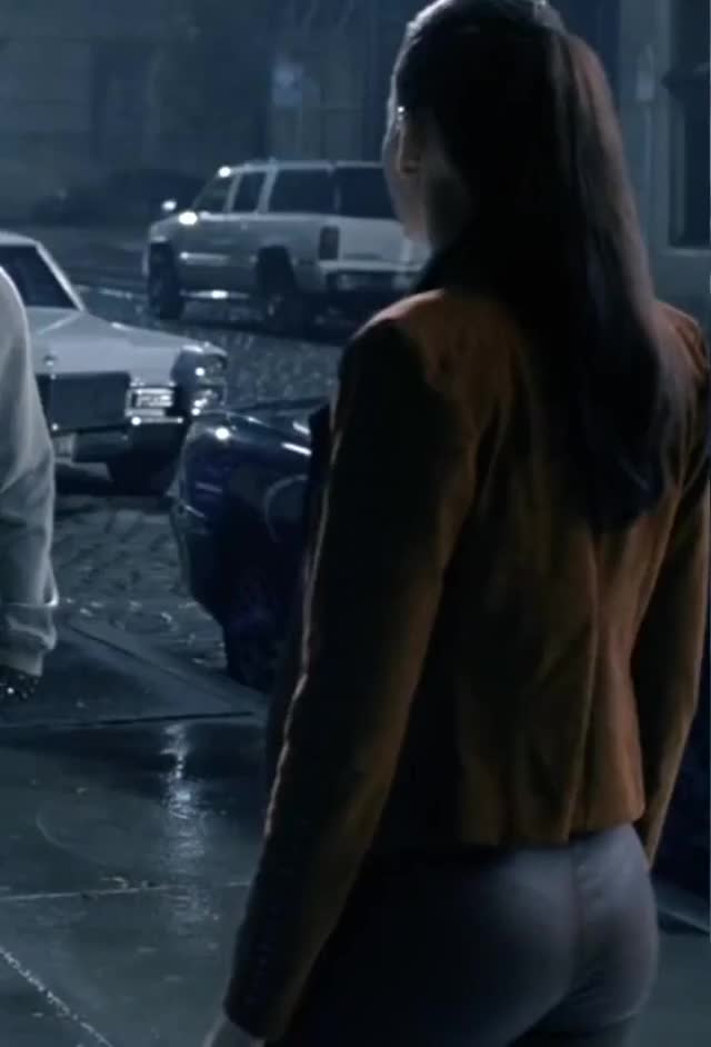Gal Gadot's gratuitous butt shot