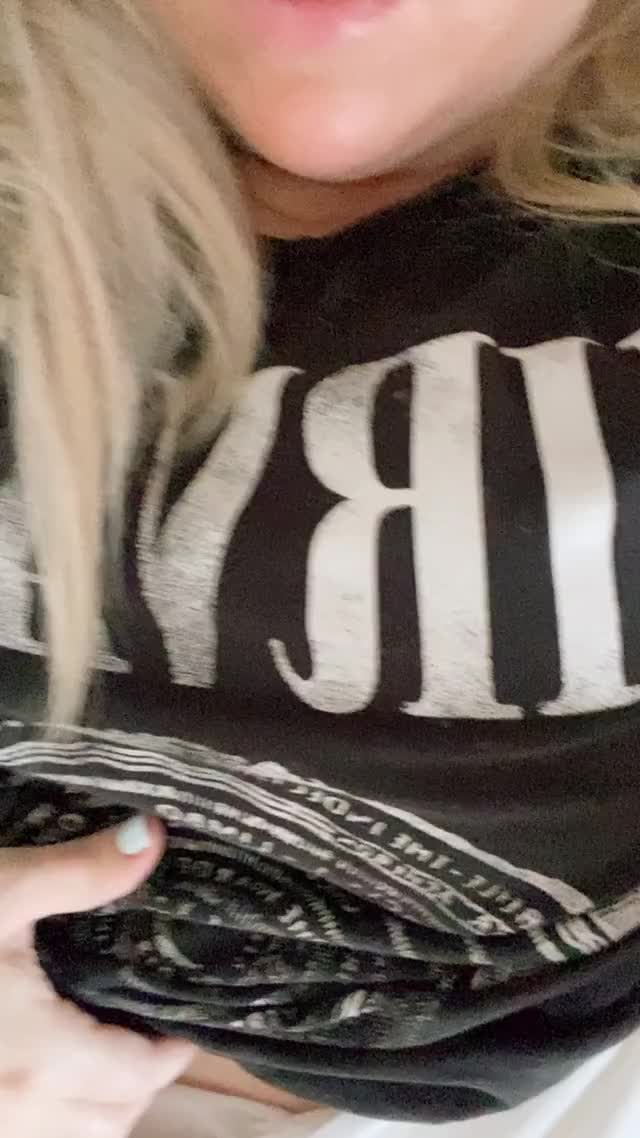 Same tits, different T shirt. Happy Titmas Eve ??
