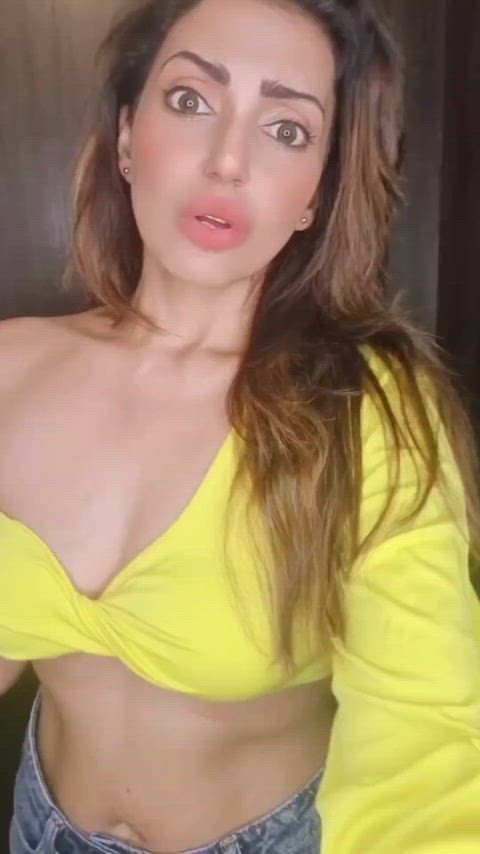 Navina Bole's navel in jeans