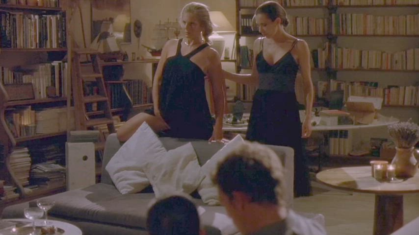 Lise Bellynck &amp; Carole Brana doing as they're told in "A l'aventure"