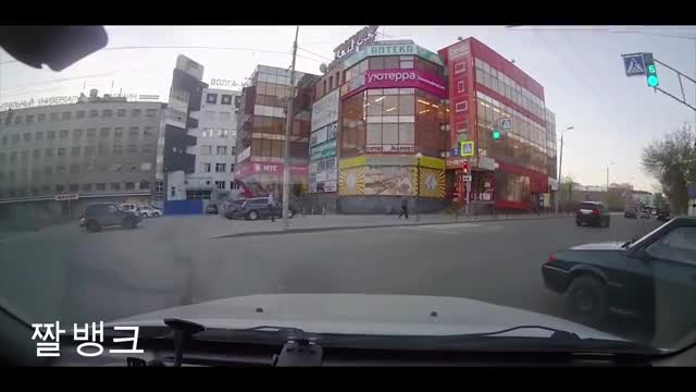 뭐가 지나가긴했는데