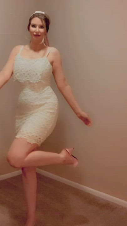A sweet little striptease by your favorite 6ft tall amazon ;)