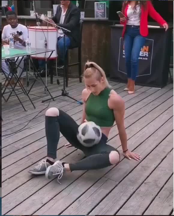 ripsave - The way she controls the movements of the ball and makes it look so effortless