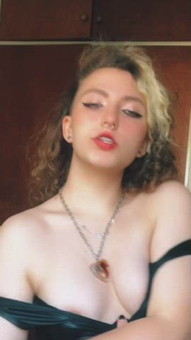 Would you fuck me raw or use a condom? 😩