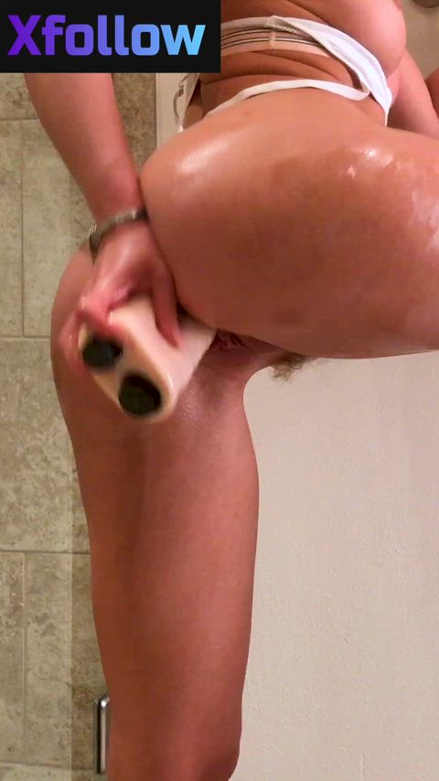 Daisy Stone Filling All Holes in the Bathroom [30 seconds]