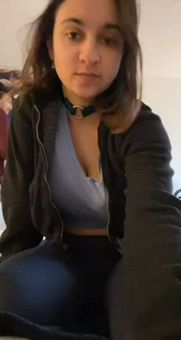 Une pute à gros seins veux s'amuser .