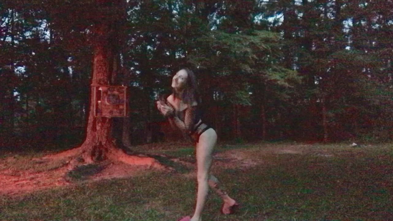 A sexy milf walks in front of you, grabs a set of knives and sticks all 3.. sexy