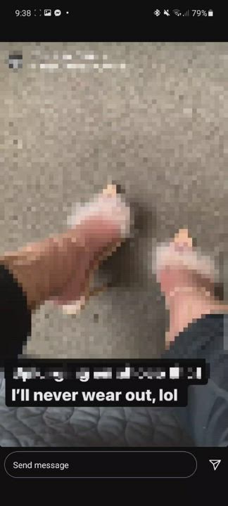 Hot girl showing off her heels. PS. her toes are to die for 😍👀