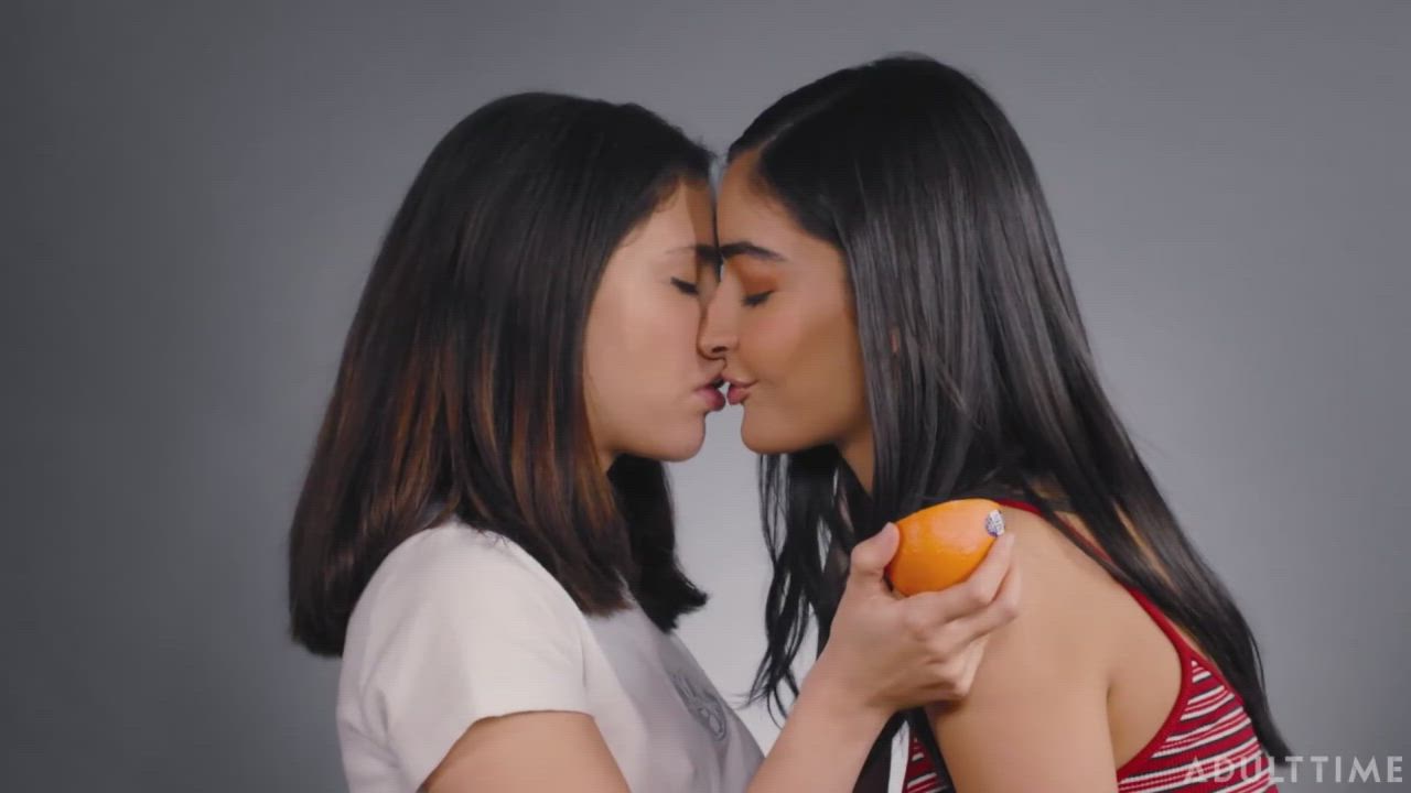 Petite babes Emily Willis and Jane Wilde in "The Oral Experiment"