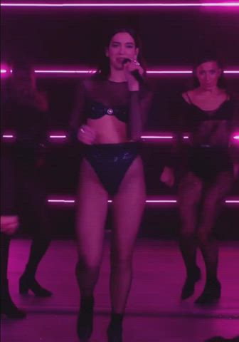 Dua Lipa's ass jiggling are hypnotic