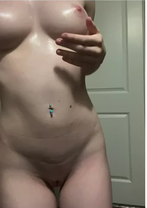 Getting oiled up makes me fucking wet ???