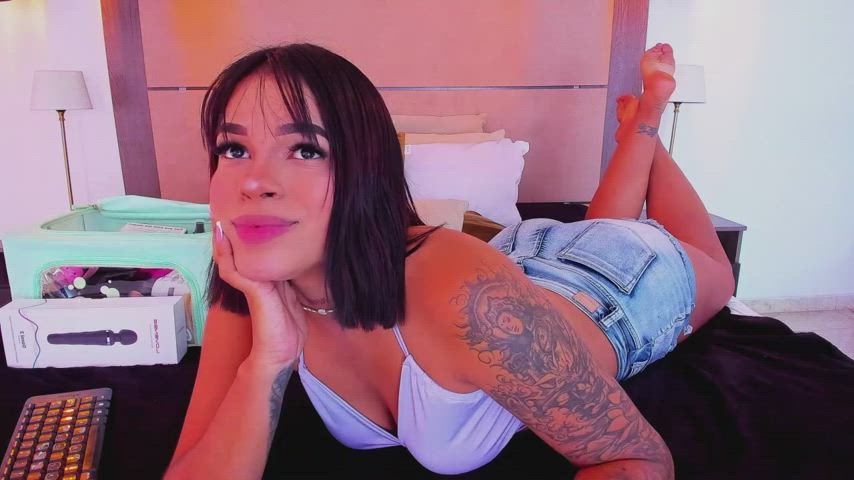 CamSoda Camgirl Feet Feet Fetish Lipstick Lipstick Fetish Short Hair Smile Tattoo