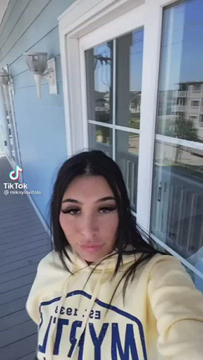 Italian teen booty and feet