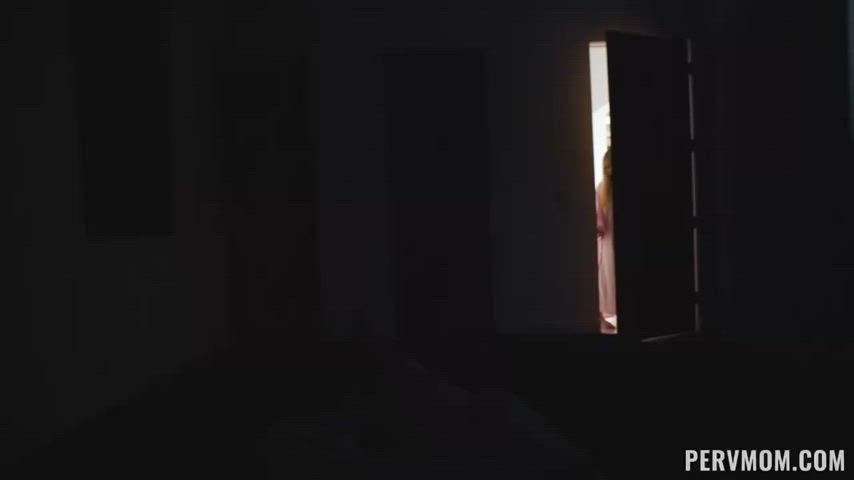 Jessica Starling stepmom sneaks into bedroom for some fun