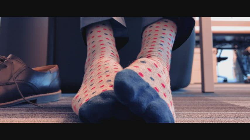 👂 ASMR feet in the office 😀✋🦶