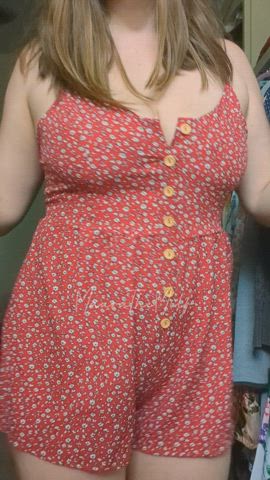 Unbuttoning my romper is like opening presents at Christmas - but in the summer 🌞❤️🎁