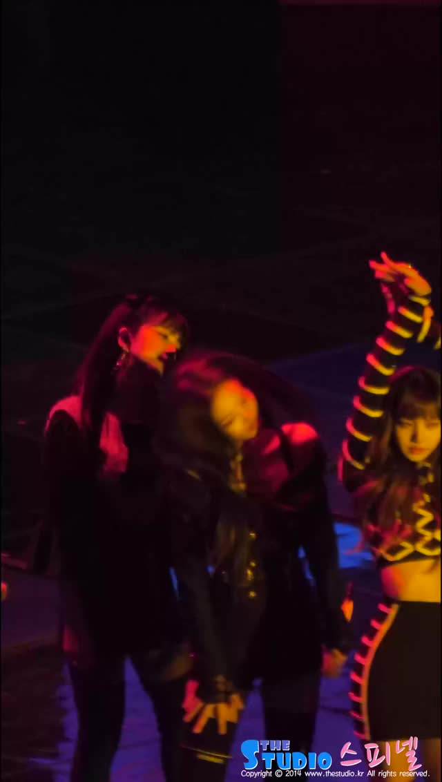 jennie cleavage 3