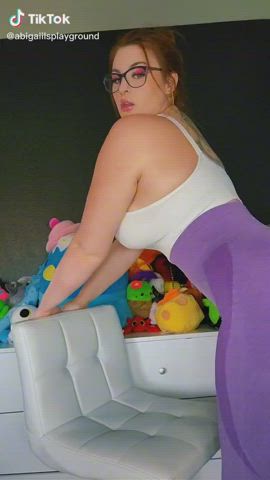 What an amazing ass of Abigaiil Morris. She does not even have to take off her clothes
