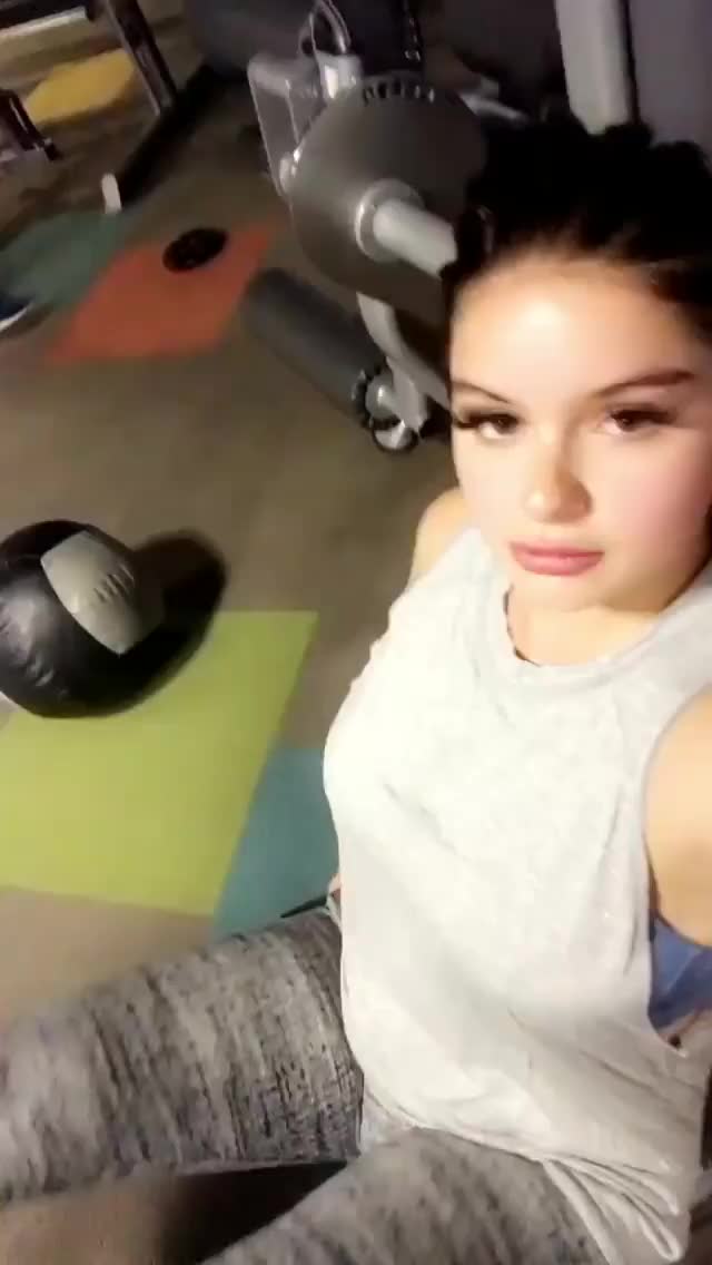 Ariel Winter - Workout 10/25