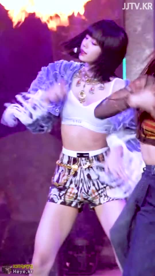 흰색 스포츠 브라 블랙핑크 리사 BLACKPINK LISA