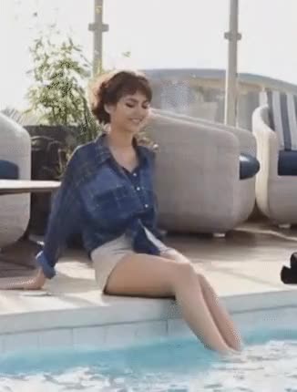 Victoria justice poolside feet