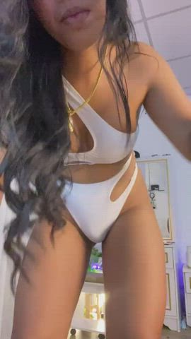 Nattyladyboy from Chaturbate dances and shows her soft cock
