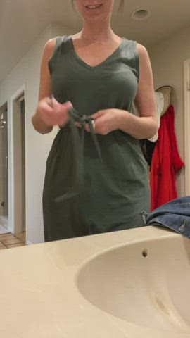 40 yo mom of 1, just home from car pool duty and ready to play!