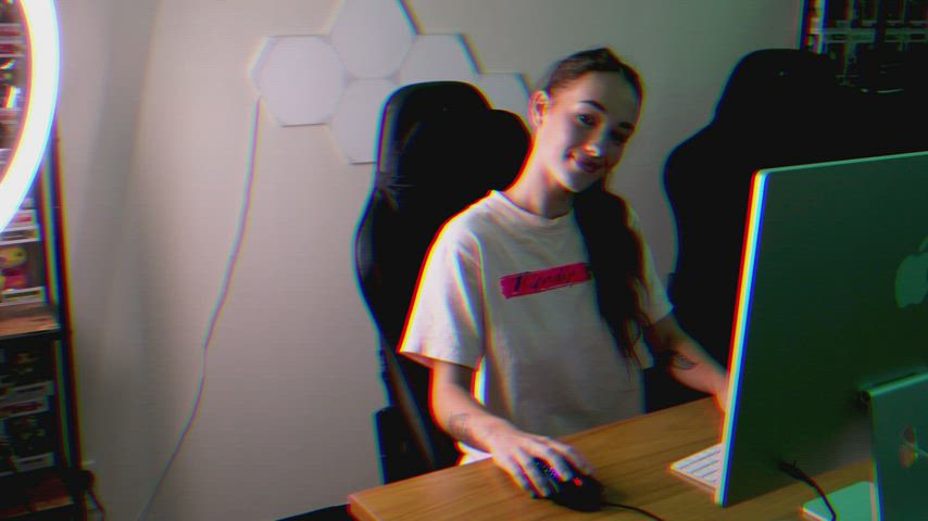Hey Guys 💗 I've been making content on PH over the past month. I react to porn