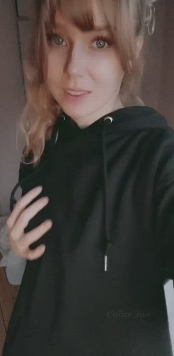 Fuck kissing under the mistletoe, come kiss this cameltoe 😋