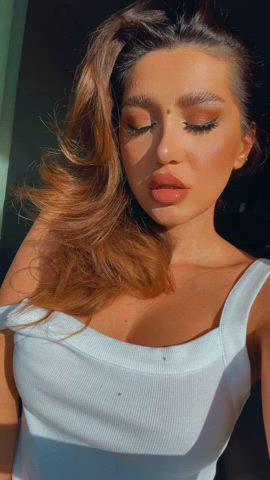 Boobs: proof that men can focus on 2 things at once!
