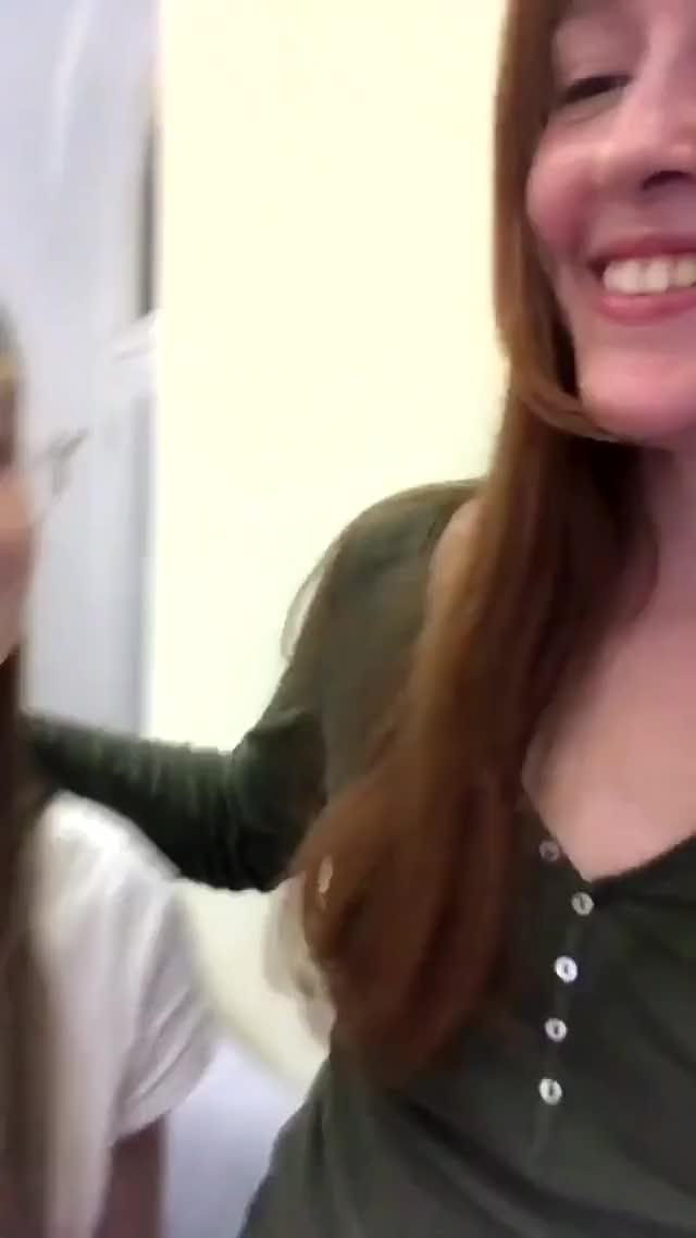 4 girls kissing