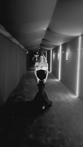 Cleavage Hailee Steinfeld Natural Tits gif