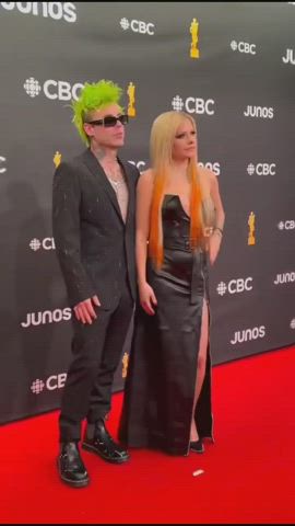 Avril Lavigne Cleavage Natural Tits gif