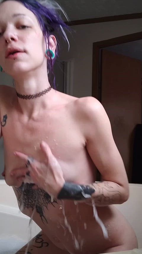 bath bathtub milf natural tits petite saggy tits stretchmarks tits wet gif