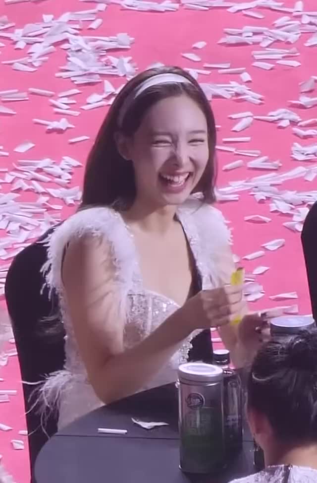 간식 먹는 트와이스 (TWICE) 나연 가수대기석 직캠 TWICE Reaction fancam