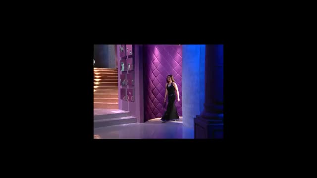 [Sexy] [Indian] [1000+] Kareena Kapoor And Rani Mukherjee On Koffee With Karan [Gif]