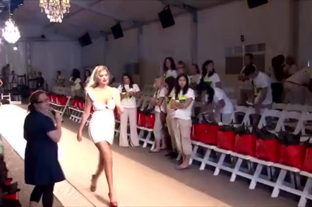 kAte Upton catwalk rehearsal