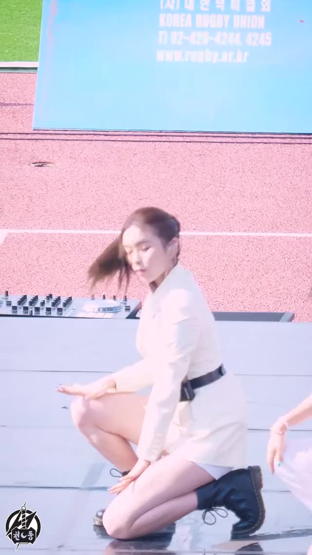 190706 Elkie main