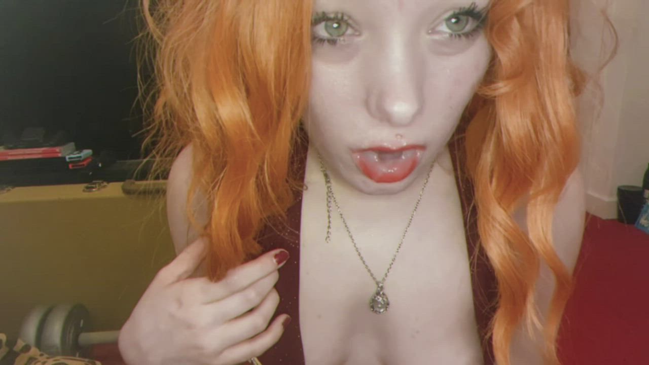 I love rubbing cum lube around my lips and taking it in my mouth 🥺