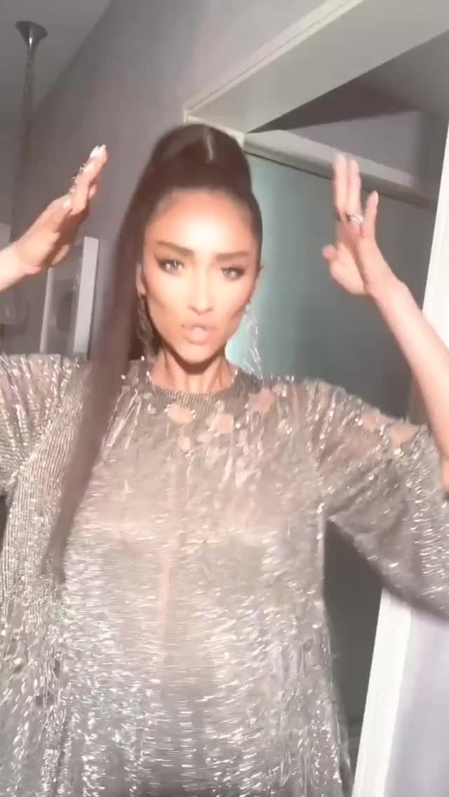 Shay Mitchell - (08.21.18) Instagram Story