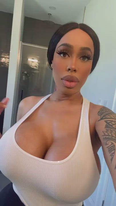 Sexy bimbo Paris Richards