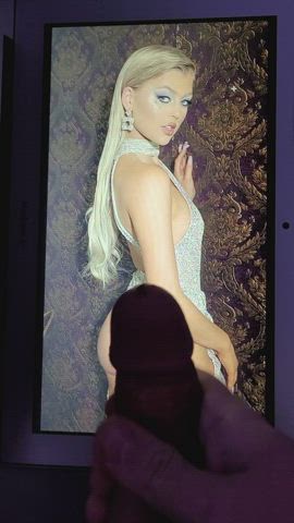 Lots of cum for Loren Gray's big ass!🥵💦 DM for the pics!
