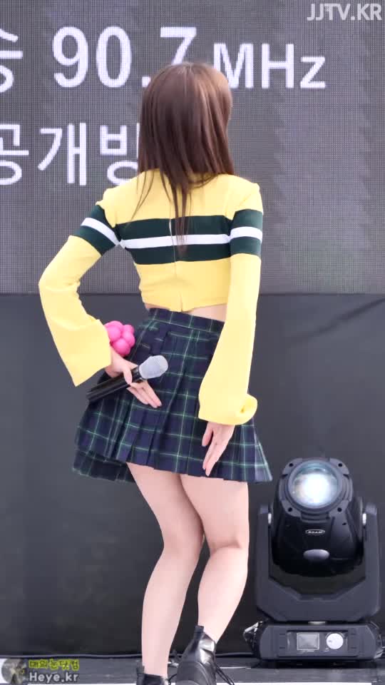 턴하는 테니스 치마 엉밑살 에이프릴 나은 APRiL NAEUN