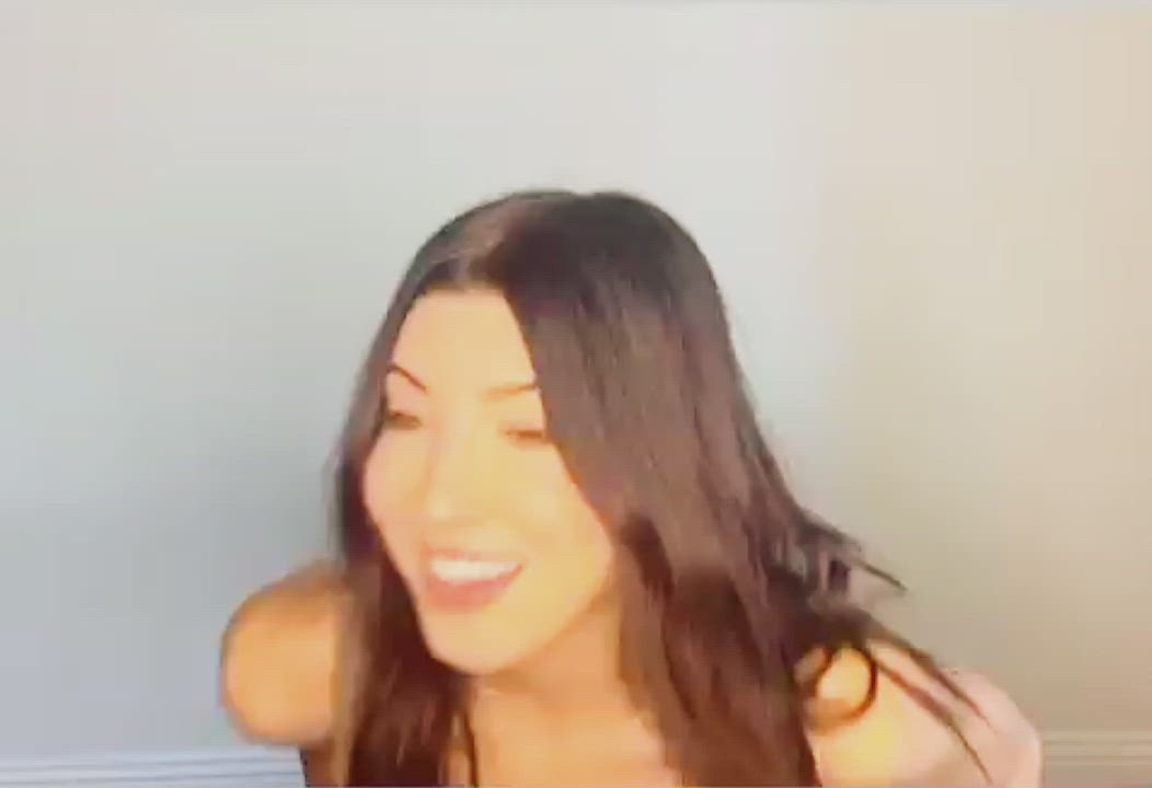 Boobs Jeans Kaley Cuoco Laughing Sister Slow Tits Top r/NSFWFunny gif