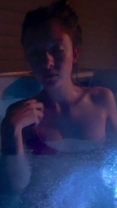 Just a quick clip from the hot tub last night 👙