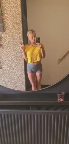 Going to the gym with this cameltoe😋