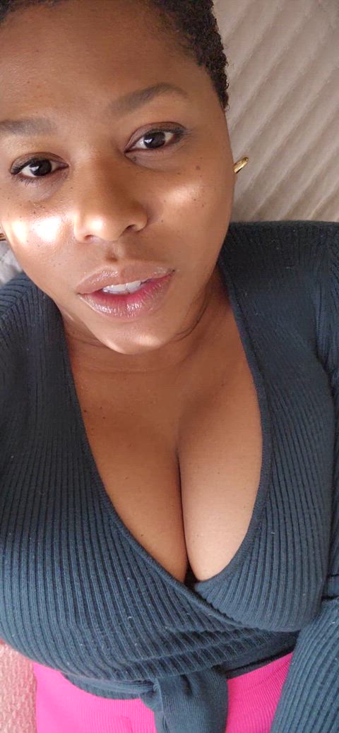 cleavage milf tits onlyfans-creators gif